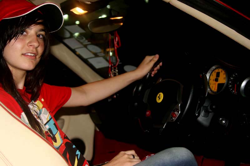 gabrielle au volant d une ferrari